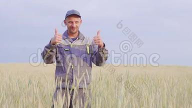 一个年轻的农民站在田野里，享受着丰收。 快乐的微笑农夫。 4k